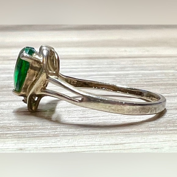 Vintage Designer Sterling Silver Heart Shaped Emerald & CZ Accents, Size 6.25 - Picture 2 of 10